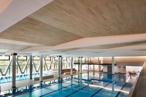  Die Deckenverkleidung schafft in der Schwimmhalle einen wirkungsvollen Ausgleich gegenüber schallharten Materialien wie Glas, Beton, Fliesen und Edelstahl 