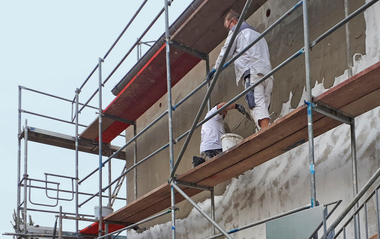 Lose Bestandteile der Altfassade wurden entfernt und die Fehlstellen mit ?Sakret MAP Maschinen-Au?enputzes? geschlossen. Es folgte eine Gewebespachtelung mit Armierungsgewebe