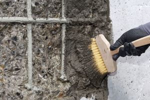  Kräftiges Aufbürsten der Haftbrücke vor dem Aufbringen des Reparaturmörtels sichert einen hervorragenden Haftverbund 