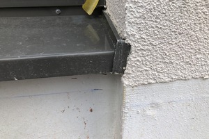 Schräg verbautes Bordprofil einer Fensterbank - mit diesem abweichenden Einbau kann der Nachweis der Schlagregendichtigkeit nicht erbracht werden 