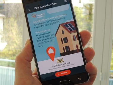 Digitale Hilfe f?r Hauseigent?mer beim Sanierungseinstieg gibt es jetzt mit der neuen App „Sanierungsnavi“ von Zukunft Altbau. Energieberaterinnen und Energieberater aus dem S?dwesten k?nnen dann ?ber das neue Sanierungsnavi-Portal mit ihnen in Kontakt tr