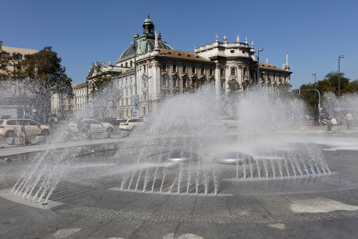 Der Stachus-Brunnen in München ist nach aufwendiger Sanierung wieder in Betrieb