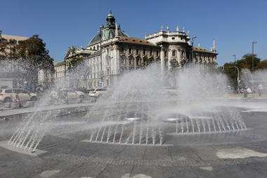 Der Stachus-Brunnen in M?nchen ist nach aufwendiger Sanierung wieder in Betrieb