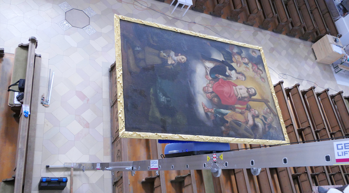Um Schäden an den Kunstwerken zu verhindern, wurden die Gegenstände mit dem „AkkuLeiterLIFT“ auf die Empore der Basilika befördert und dort zwischengelagert