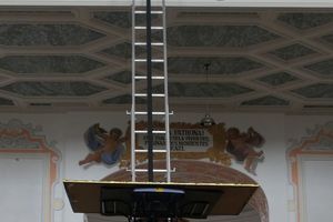 Um Schäden an den Kunstwerken zu verhindern, wurden die Gegenstände mit dem „AkkuLeiterLIFT“ auf die Empore der Basilika befördert und dort zwischengelagert 