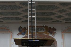  Um Schäden an den Kunstwerken zu verhindern, wurden die Gegenstände mit dem „AkkuLeiterLIFT“ auf die Empore der Basilika befördert und dort zwischengelagert 