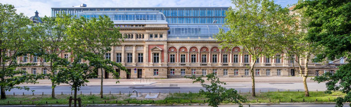 Vom historischen Gebäude blieben die Fassaden und die beiden Erschließungskerne stehen Fotos: LH Architekten Landwehr Henke und Partner