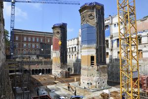  Vom historischen Gebäude blieben die Fassaden und die beiden Erschließungskerne stehen Fotos: LH Architekten Landwehr Henke und Partner 