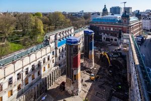  Vom historischen Gebäude blieben die Fassaden und die beiden Erschließungskerne stehen Fotos: LH Architekten Landwehr Henke und Partner 