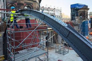  Das wieder eingebaute Stahl-Nietensprengwerk im Obergeschoss besteht aus gebogenen Trägern Fotos: Carsten Brügmann 