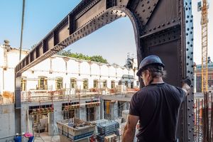  Einbau der aufgearbeiteten Stahlkonstruktion mit geraden Trägern im Erdgeschoss 