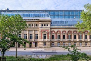  Die Fassaden der alten Oberpostdirektion an den Hamburger Wallanlagen waren vergleichsweise gut erhalten. Das historische Gebäude wurde um eine gläserne Aufstockung in zeitgemäßer Architektursprache ergänzt Fotos: Carsten Brügmann 