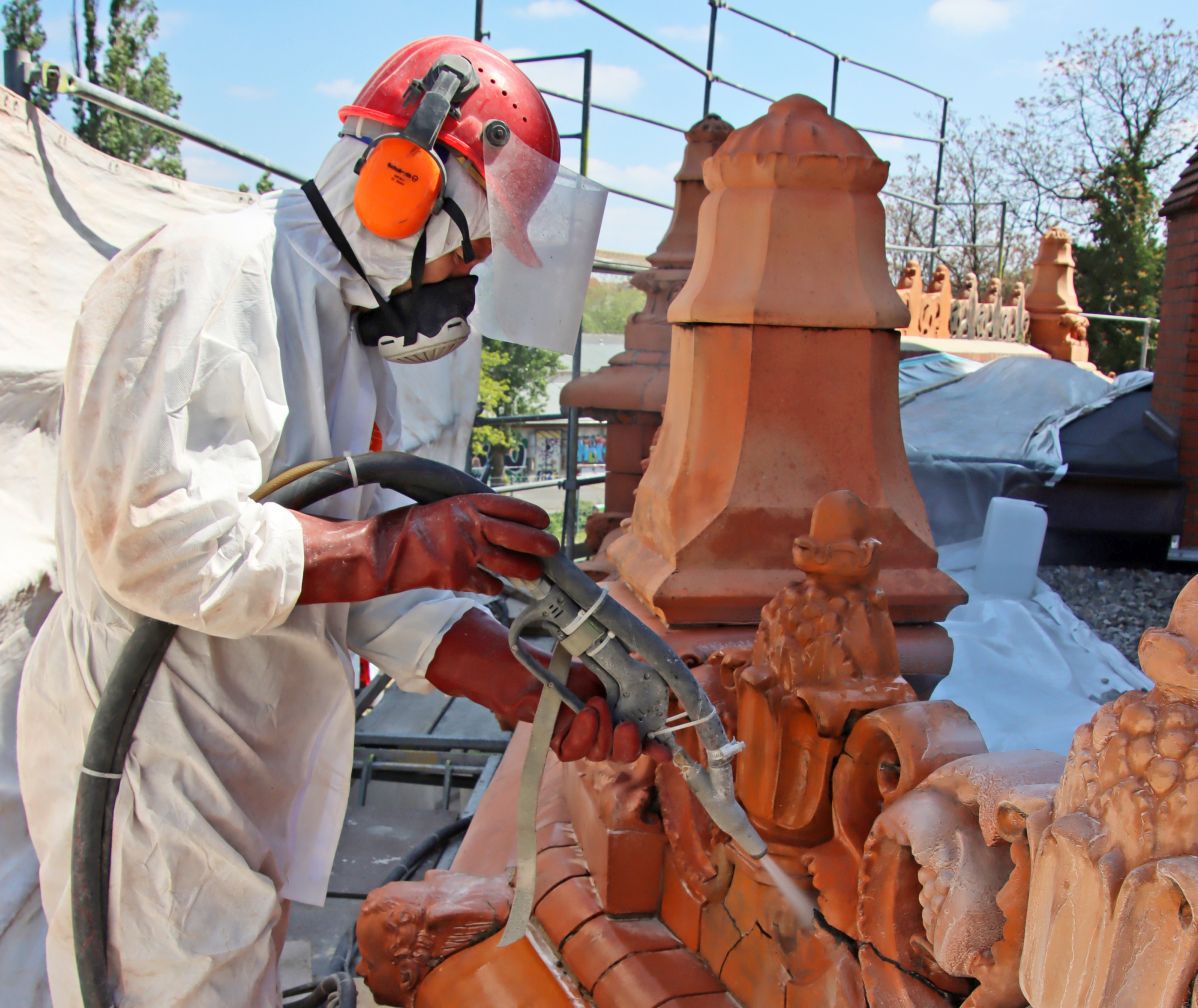 Die Fassade und die Terracottaelemente der Kirche wurden im ersten Schritt mit einem Heißwasser-Hochdruckreiniger und Zusatz eines Flusssäure freien Steinreinigers abgestrahlt