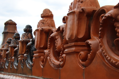  Auf den Terracotta-Elementen hat sich in 130 Jahren eine schwer zugängliche Patina aus Ruß, Schmutz und Öl niedergeschlagen 
