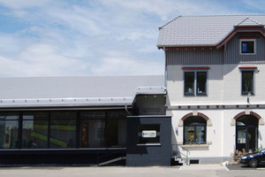  Das neue Leben im alten Bahnhofsgebäude in Bad Wurzach ist von außen vor allem an der Erneuerung der Schindel- und Putzfassade zu erkennen 