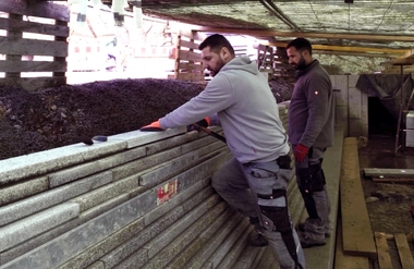 Unter einem Bauzelt setzten die Handwerker das Mauerwerk bei winterlichen Temperaturen. Die spezielle Herausforderung stellten die besonders schmalen Fugen von nur knapp 5 mm dar