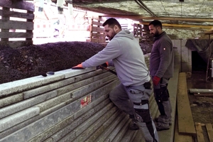  Unter einem Bauzelt setzten die Handwerker das Mauerwerk bei winterlichen Temperaturen. Die spezielle Herausforderung stellten die besonders schmalen Fugen von nur knapp 5 mm dar 