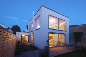  Im Zentrum von Gütersloh setzte das Büro Spooren Architekten auf ein 300 m2 großes, schmales Grundstück ein Einfamilienhaus, das durch seine klare Kubatur und die großen Holzrahmenfenster besticht 