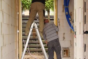  Alle Rahmen für die Türen und Fenster baute der Tischler aus Kiefernholz 