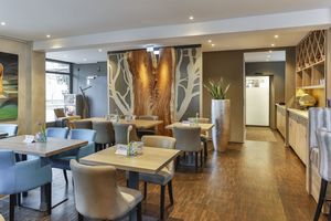  Das neu gestaltete Restaurant mit moderner Einrichtung und Wohlfühlambiente mit Naturmaterialien an Boden, Wand und Decke 