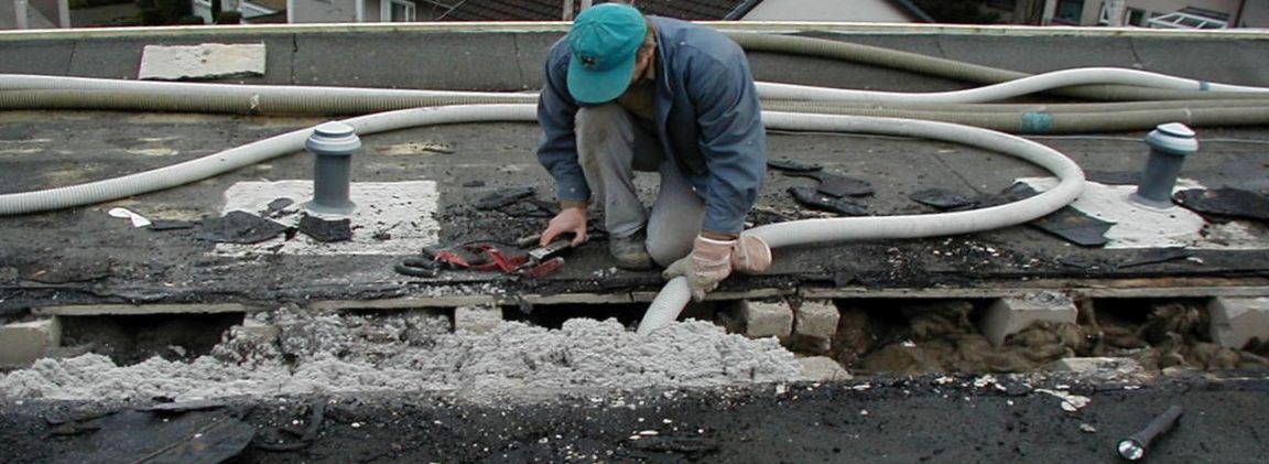 Verfüllen eines zweischaligen Flachdaches mit Dämmstoff