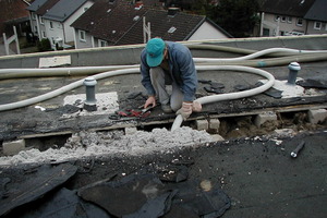  Verfüllen eines zweischaligen Flachdaches mit Dämmstoff 