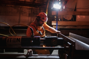  Die Mitarbeiter der Firma Iten steuern die Hydraulik, die die „Weisse Villa“ auf Stahlprofilen und Rollen an ihren neuen Standort bewegt Foto: Benjamin Hofer 