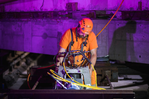  Die Mitarbeiter der Firma Iten steuern die Hydraulik, die die „Weisse Villa“ auf Stahlprofilen und Rollen an ihren neuen Standort bewegt Foto: Benjamin Hofer 