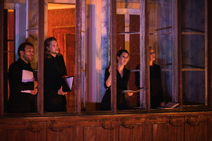  Sänger des Origen Festivals sangen rätoromanische Lieder aus dem fahrenden Haus sangen 