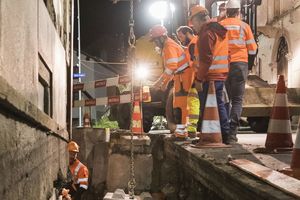  Die Fahrt geht los: Blick in den Graben zwischen der Villa und der Straße 