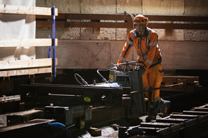  Die Mitarbeiter der Firma Iten steuern die Hydraulik, die die „Weisse Villa“ auf Stahlprofilen und Rollen an ihren neuen Standort bewegt Foto: Benjamin Hofer 