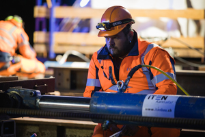  Die Mitarbeiter der Firma Iten steuern die Hydraulik, die die „Weisse Villa“ auf Stahlprofilen und Rollen an ihren neuen Standort bewegt Foto: Benjamin Hofer 