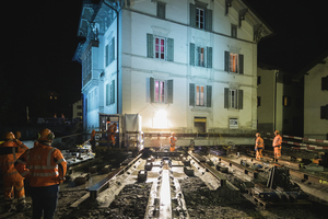  In der Nacht des 20. August wurde die „Weisse Villa“ im Schweizer Bergdorf Mulegns um 8 m schräg weg von der Julierpassstraße verschoben Fotos: Benjamin Hofer 