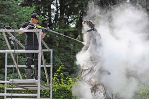  Ablagerungen wurden schrittweise von der Göttin Latona, den Figuren und Marmorflächen mit dem Heißwasser-Hochdruckreiniger in der Dampfstufe abgetragen 