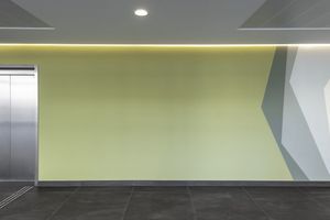  An der sich anschließenden Wand werden die Farben und Formen der Wandinstallation  weitergeführt 