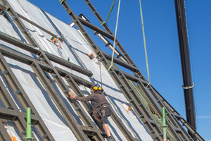  Das neue Dachtragwerk aus Stahl wir außen über dem historischen Dachstuhl montiert; dieser kann dadurch innen sichtbar erhalten bleiben 