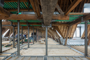  Altes und neues Tragwerk stehen im Dachgeschoss nebeneinander 