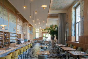  Durch die Umnutzung wird nicht ein idealisierter historischer Zustand wiederherstellen, sondern auch die Spuren späteren Nutzungen sichtbar dokumentiert wie hier im Restaurant im Erdgeschoss Fotos: Luuk Kramer 