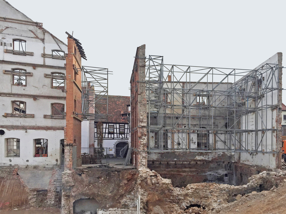Im Zuge der Sanierung der Kitzinger Brauhöfe wurden die Gebäude komplett entkernt. Nur die Fassaden blieben erhalten