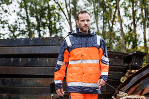  Ein elastisches Textil mit einer PU-Beschichtung, dazu hoch sichtbare Farben und Reflexelemente: Die EN ISO 20471 Regenjacke von Engel Workwear bietet auf dem Bau doppelten Schutz Foto: F.Engel 