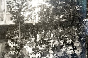  Die historische Aufnahme zeigt den gut besuchten Biergarten der Amberger Malteser-Gaststätte  