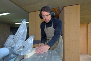  Schreinermeister Christoph Pahl testet die „Mafell Erika 85“, hier beim Sägen von&nbsp; Fichtenholz 