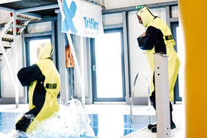  Im O.S.T. Trainingszentrum Cuxhaven bietet die Wasserübungshalle optimale Bedingungen, eine maritime Zusatzausbildung zu absolvieren. Diese ist für Mitarbeiter im Offshore-Bereich  unabdingbar, um im Ernstfall gerüstet zu sein 