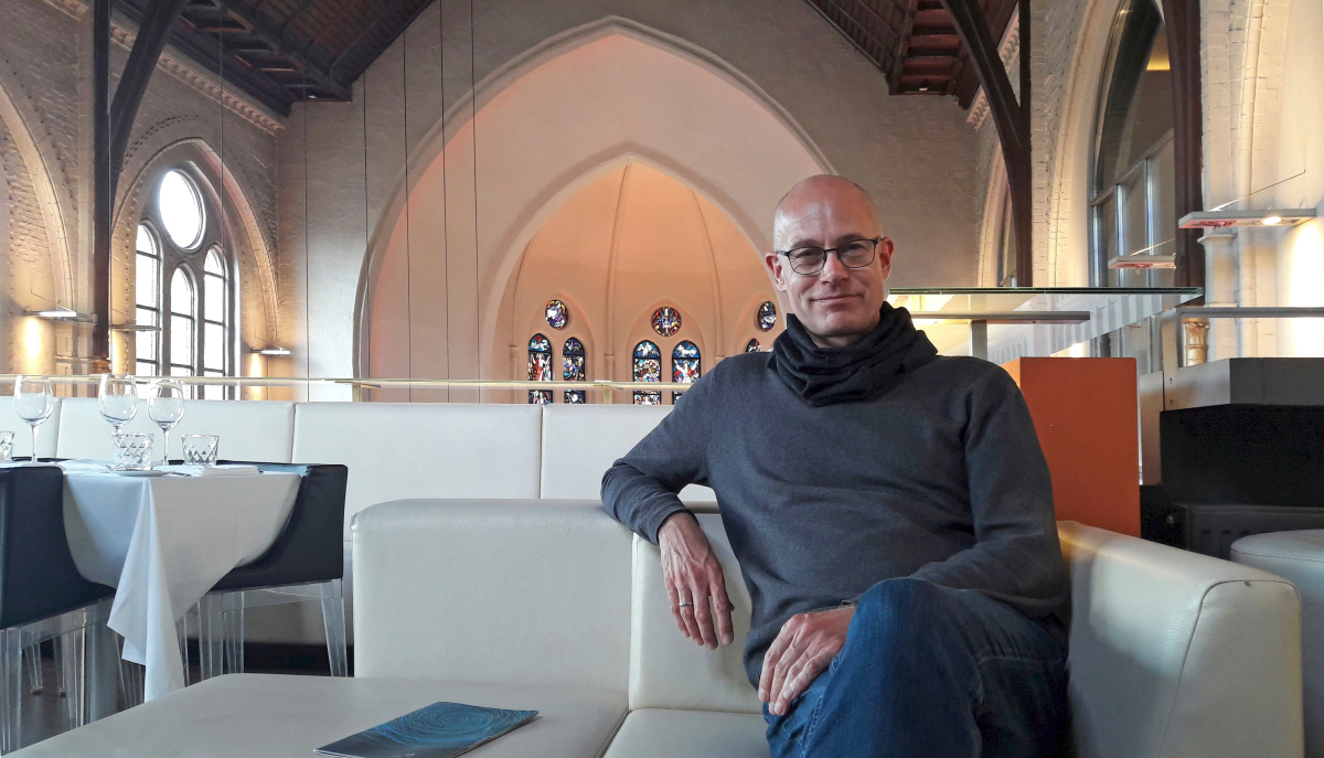 Thomas Wieckhorst, Chefredakteur der bauhandwerk, in der zum Restaurant umgenutzen Martini-Kirche in Bielefeld Foto: Gonni Engel Kontakt: 05241/801040, thomas.wieckhorst@bauverlag.de