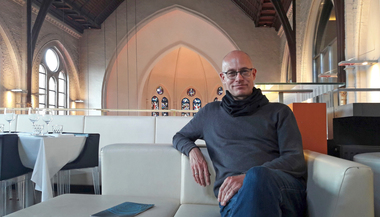 Thomas Wieckhorst, Chefredakteur der bauhandwerk, in der zum Restaurant umgenutzen Martini-Kirche in Bielefeld Foto: Gonni Engel Kontakt: 05241/801040, thomas.wieckhorst@bauverlag.de