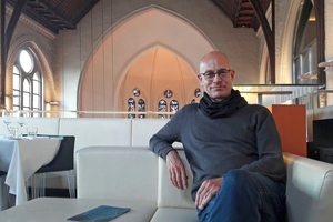  Thomas Wieckhorst, Chefredakteur der bauhandwerk, in der zum Restaurant umgenutzen Martini-Kirche in Bielefeld Foto: Gonni Engel Kontakt: 05241/801040, thomas.wieckhorst@bauverlag.de 