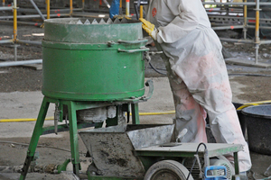  Rechts: Der Carbonbeton wurde in der Halle durch einen unter erhöhtem Atemschutz arbeitenden Handwerker frisch angemischt und mit einer stationären Pumpe auf das Schalendach gefördert 