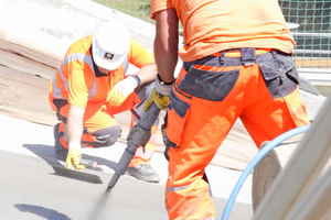  ? und der Carbonbeton mit der Spritze aufgebracht. Mit einem Schieber wird die Masse so glattgestrichen, dass eine rund 5 mm dicke zweite Schicht entsteht Fotos: Robert Mehl 