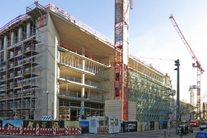  Schon der Rohbau in Stahlbetonbauweise wird an der Gebäudeecke durch eine schräg gestellte Wand dominiert 