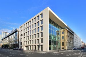  Der Neubau des Büro- und Geschäftshauses Fürst & Friedrich entstand in der Düsseldorfer Innenstadt an der Straßen- und Gebäudeecke Fürstenwall und Friedrichstraße (daher der Name) nach Plänen des Büros sop architekten Fotos: B+E Fotografie 